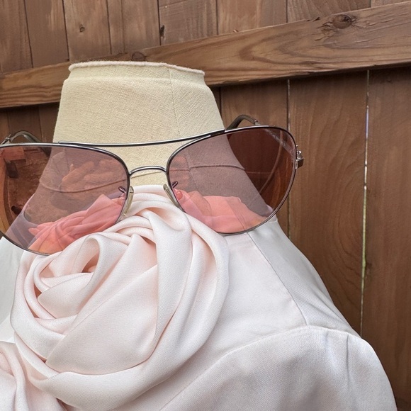 Stylish Pink-Tinted Sunglasses - Picture 3 of 7